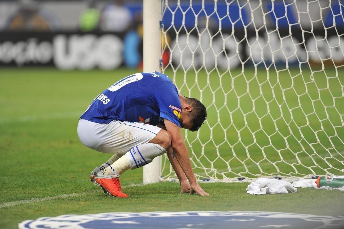 Cruzeiro derrotou Fluminense por 2 a 1, com gols de Raniel e Ayrton Lucas (contra); Henrique, tambm contra, descontou para os cariocas