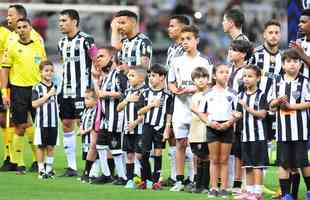 Mascotinhos do Atltico no jogo contra o Juventude, no Mineiro, pelo Campeonato Brasileiro de 2022