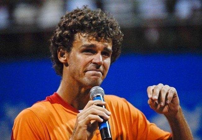 O adeus veio em 2008. Aps ser eliminado no Brasil Open, Guga se emocionou ao se despedir do esporte e lembrou que no jogava mais porque 