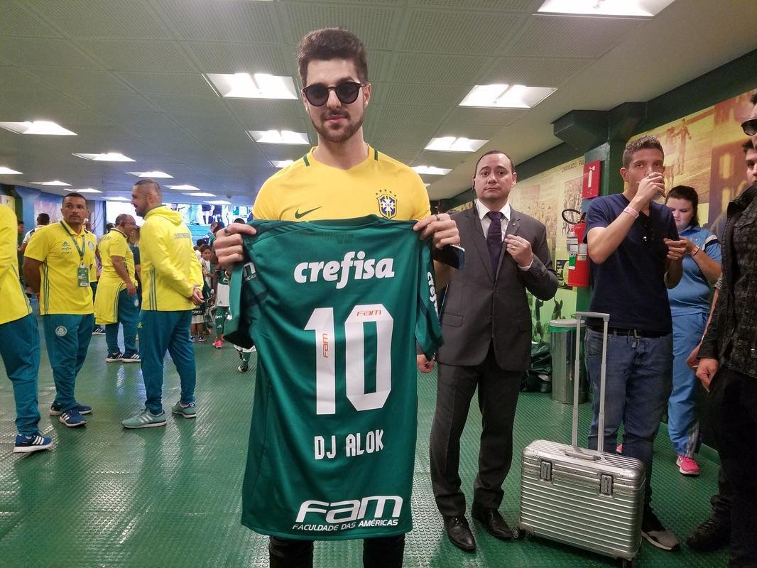 Alok  um dos DJs mais ouvidos do mundo. No Brasil, ele fica na 9 posio entre os artistas mais tocados. J participou de eventos da CBF com a Seleo Brasileira e chegou a ganhar uma camisa do Palmeiras. Contudo, no encontramos nenhuma declarao dele revelando o time do corao.