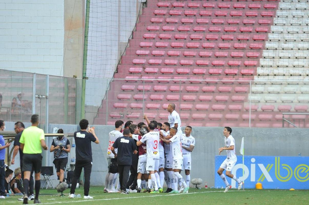 Gols de Arana e Savarino deram a vitria ao Atltico no clssico contra o Amrica pela sexta rodada do Mineiro