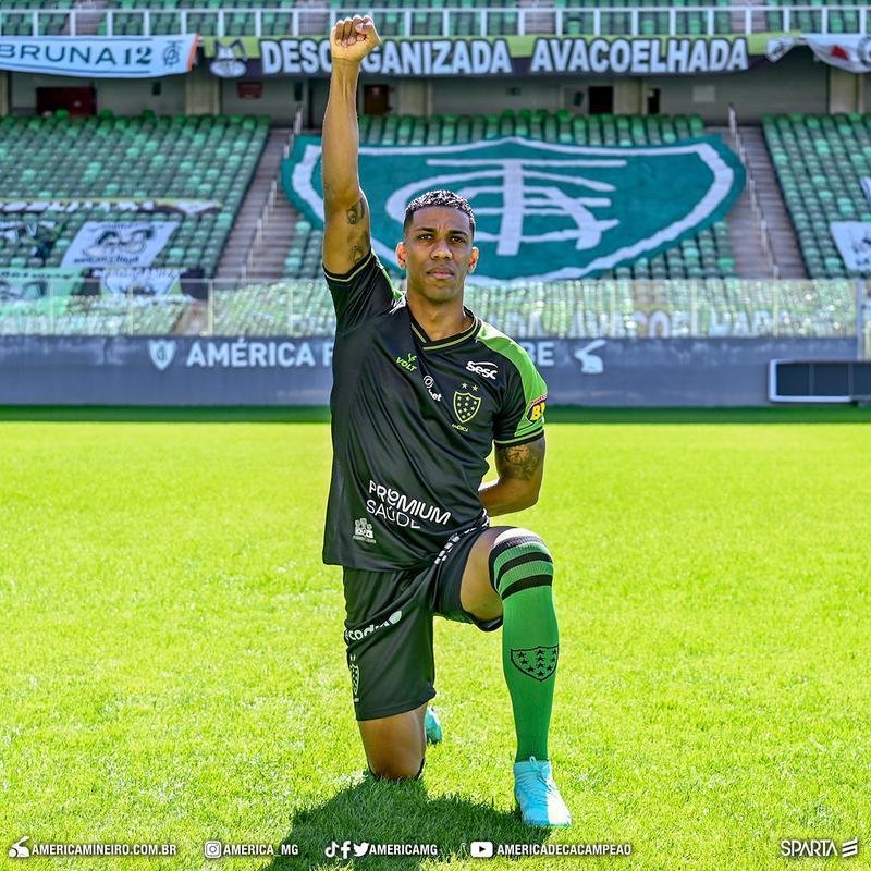 Amrica lana uniforme 3 preto em referncia  luta contra o racismo. Na foto, o atacante Berro