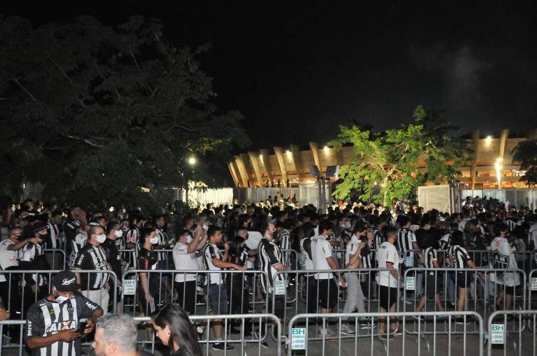 Atleticanos invadiram o Mineirão no jogo contra o Grêmio e bateram recorde de público no Brasileiro; veja fotos do entorno do estádio antes da partida