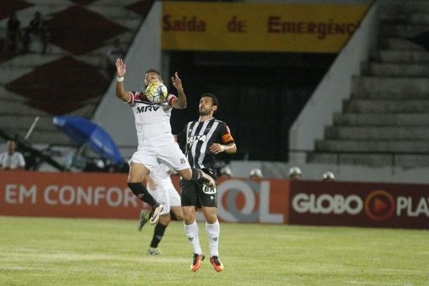 Imagens do jogo entre Santa Cruz e Atltico pelo Brasileiro