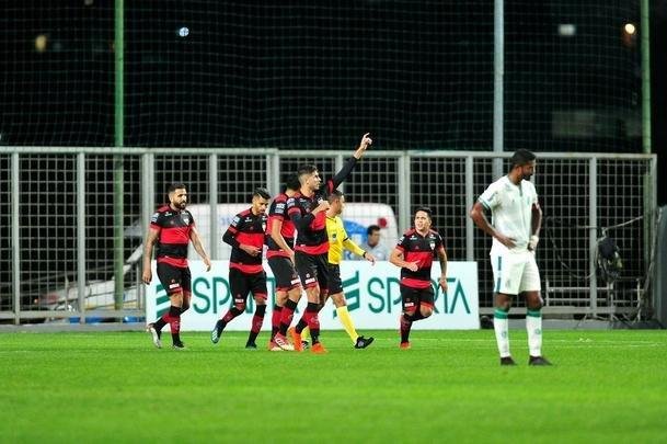 Fotos de mais uma derrota do Amrica na Srie B; Coelho foi superado no Independncia pelo Atltico-GO, por 1 a 0. Gol do rubro-negro goiano foi de Jorginho