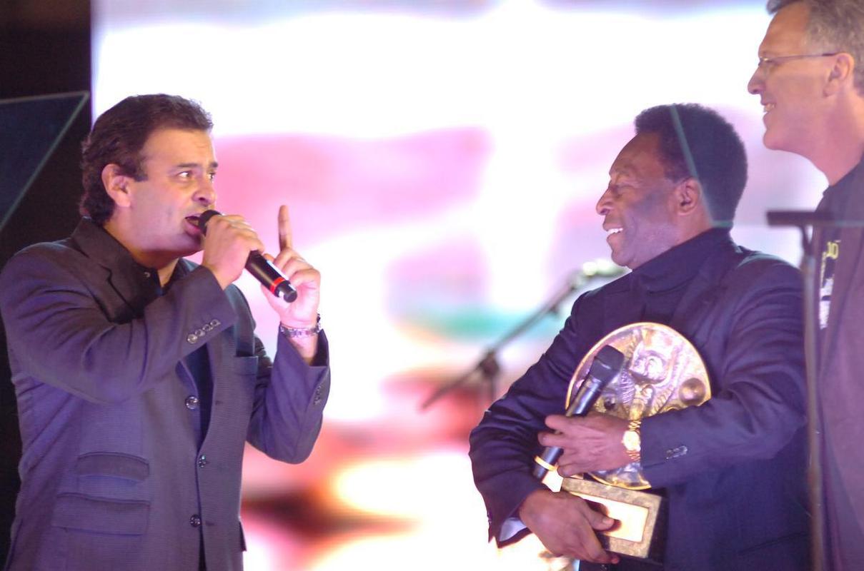 18/06/2008 - Pel recebeu um trofu no Mineiro e colocou os ps na Calada da Fama do estdio antes do jogo entre Brasil e Argentina pela sexta rodada das Eliminatrias da Copa do Mundo de 2010. Cerimnia contou com a presena do ento governador de Minas, Acio Neves.