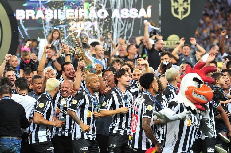 Atltico ergue a taa de campeo brasileiro e d a volta olmpica diante da torcida alvinegra, no Mineiro