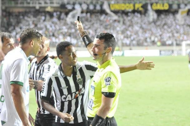 Rafael Moura, em impedimento, tocou na bola aps cabeceio de Rafael Lima e teve gol anulado pela arbitragem