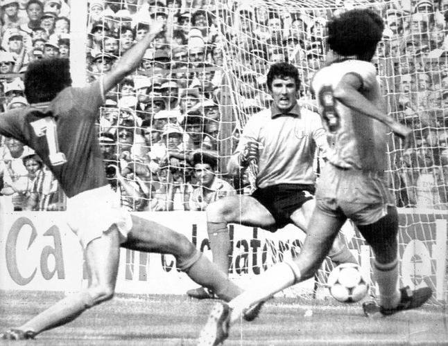 Fotos da vitria da Itlia sobre o Brasil, por 3 a 2, pela segunda fase. Paolo Rossi fez trs gols e se transformou em histrico carrasco da Seleo. Na imagem, o gol de empate de Scrates (1 a 1)