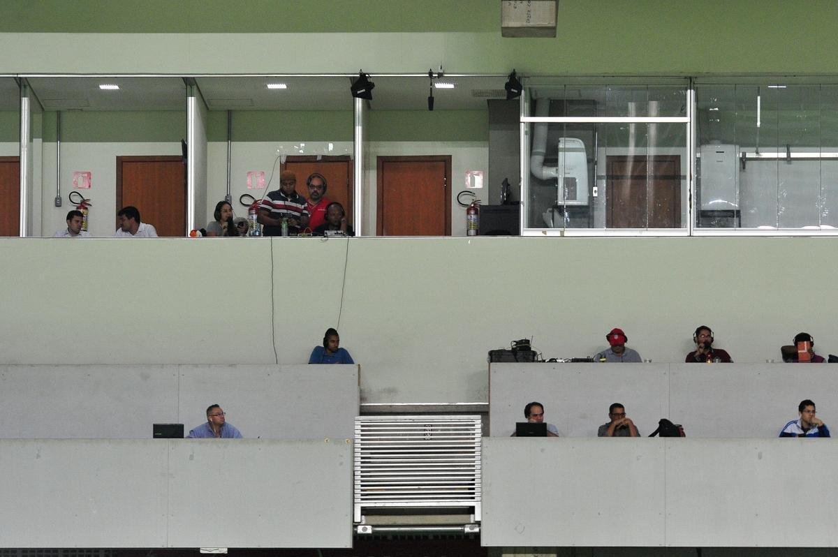 Rdio Inconfidncia inova e lana jornalista Isabelly Morais, de 20 anos, como narradora esportiva. Nesta tera, ele estreou transmitindo a partida entre Amrica e ABC-RN, no Independncia, pela Srie B do Brasileiro.