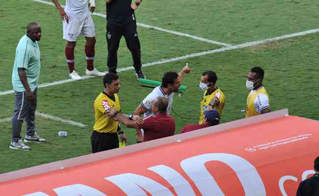 Fred reclama com árbitro Marielson Alves Silva (BA) ao fim do jogo