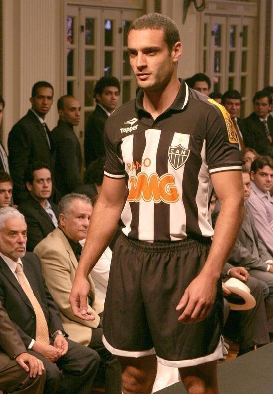 2010 - Uniforme produzido pela Topper