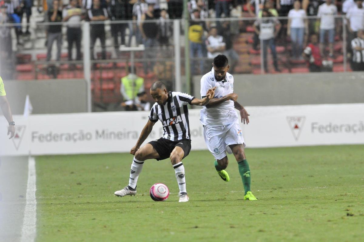 Fotos do primeiro tempo do clssico entre Atltico e Amrica, no Independncia, pela semifinal do Mineiro