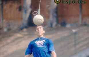 Ronaldo Fenmeno nascia para o mundo com a camisa do Cruzeiro em 1994; na foto, ele treina na Toca da Raposa I