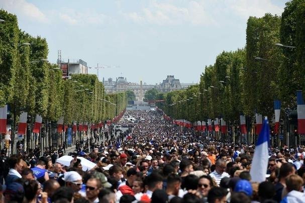 Campees do mundo desfilaram nas ruas de Paris nesta segunda, exibindo a taa da Copa para milhares de torcedores