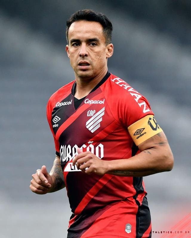 Jadson - meia do Athletico-PR