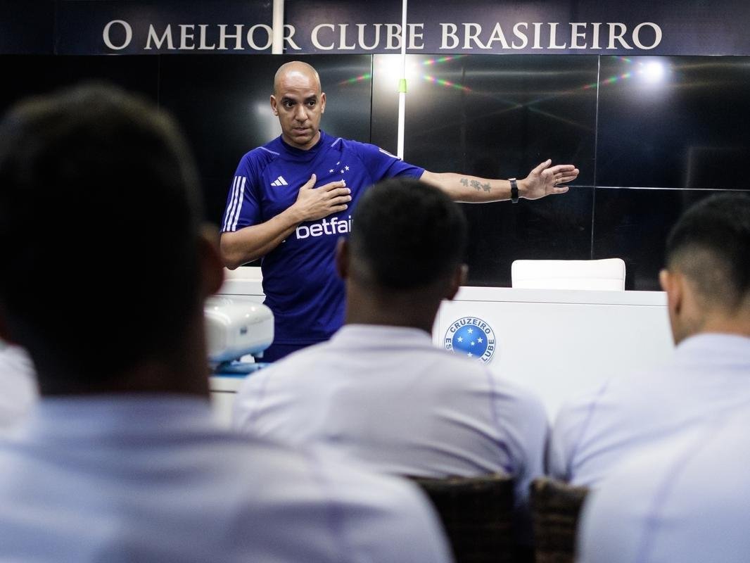 Fotos do primeiro treino do tcnico portugus Pepa no Cruzeiro