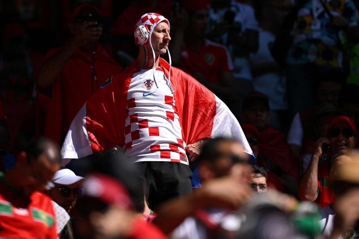 Torcedores de Marrocos e Crocia nas arquibancadas do Estdio Al-Bayt, em Al Khor 