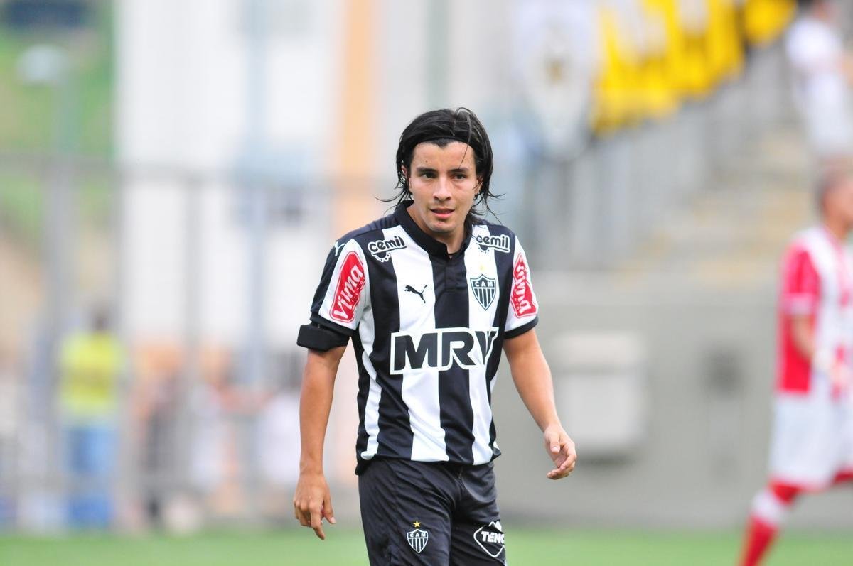 O meia colombiano Sherman Crdenas foi contratado em 2015, menos de um ano depois de ajudar a eliminar o Atltico da Libertadores. No Galo, no entanto, no foi bem. Foram 29 jogos e nenhum gol marcado.