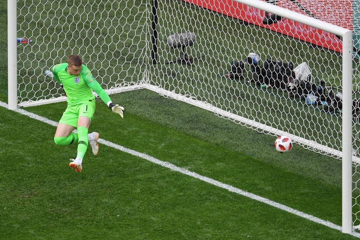 Lateral Thomas Meunier recebeu cruzamento rasteiro e empurrou de canela para o fundo do gol