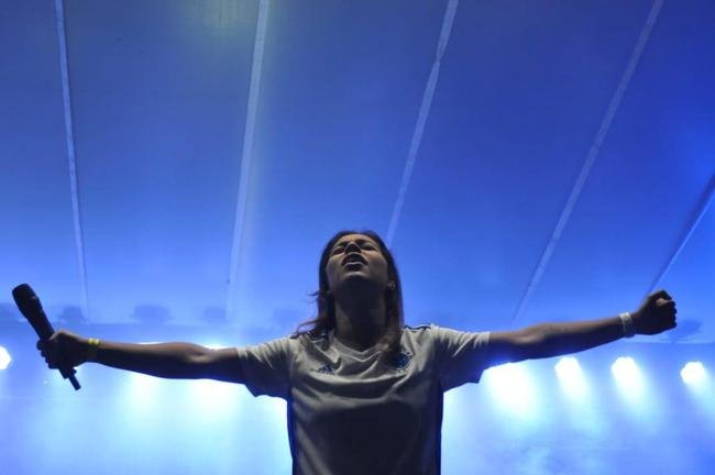 Torcedores do Cruzeiro cantam eufricos durante a Caravana em Conselheiro Lafaiete, com a visita de Ronaldo