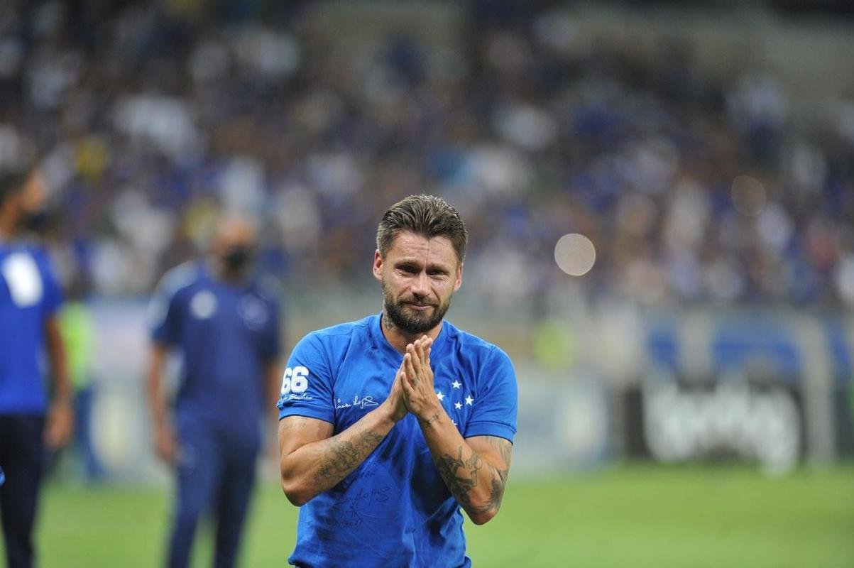 Ao lado dos filhos, Rafinha e Nicholas, Rafael Sobis foi aos prantos no Mineiro em sua despedida do futebol com a camisa do Cruzeiro. Depois de trocar a camisa com o histrico craque celeste Dirceu Lopes, ele saudou os torcedores e teve o nome gritado pelo estdio lotado. Noite foi de muita emoo para o agora ex-atacante, de 36 anos.