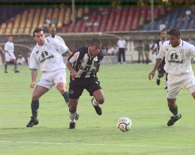 2000 (oito jogos) - A sequncia de sete empates e uma derrota com diferentes formaes (time reserva jogava o Mineiro e o titular disputava as partidas da Libertadores) foi um marco negativo da temporada atleticana em 2000. Entre um tropeo e outro, o tcnico Mrcio Arajo deu lugar a Carlos Alberto Parreira.
