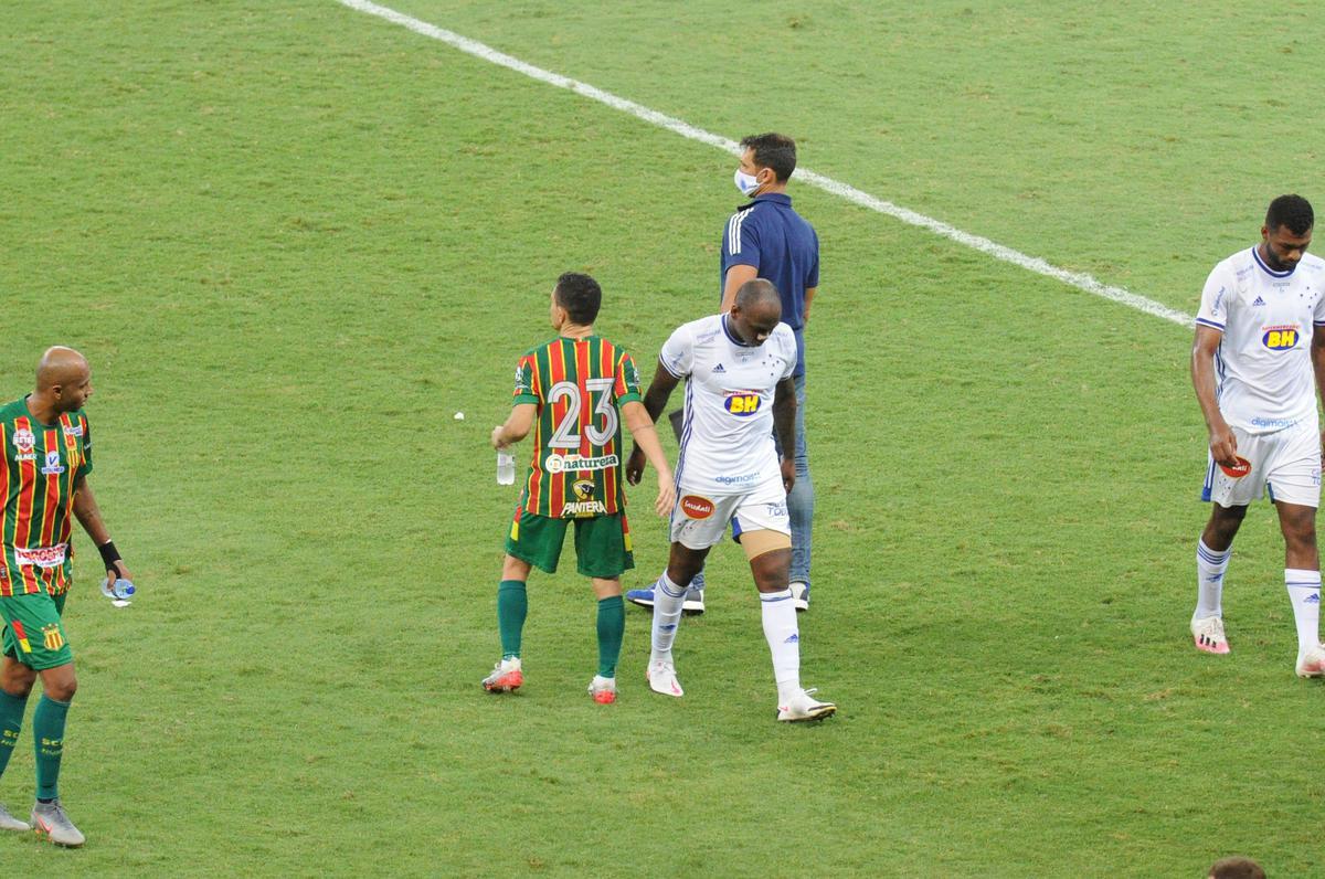 Jogadores do Cruzeiro deixam campo cabisbaixos aps derrota para o Sampaio Corra por 2 a 1