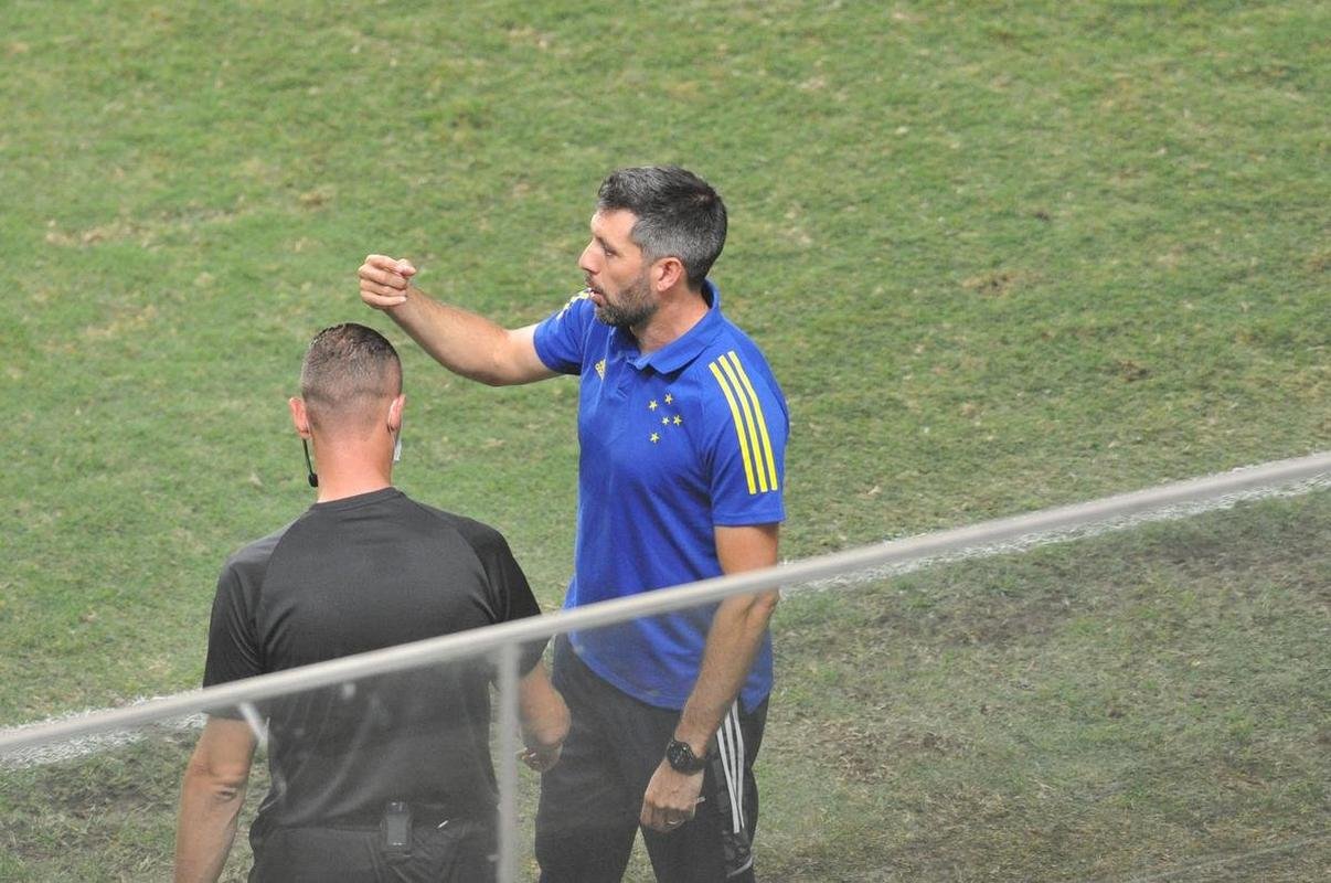 Depois de muito insistir, Cruzeiro abriu o placar com latera-esquerdo Matheus, em cobrana de falta: 1 a 0