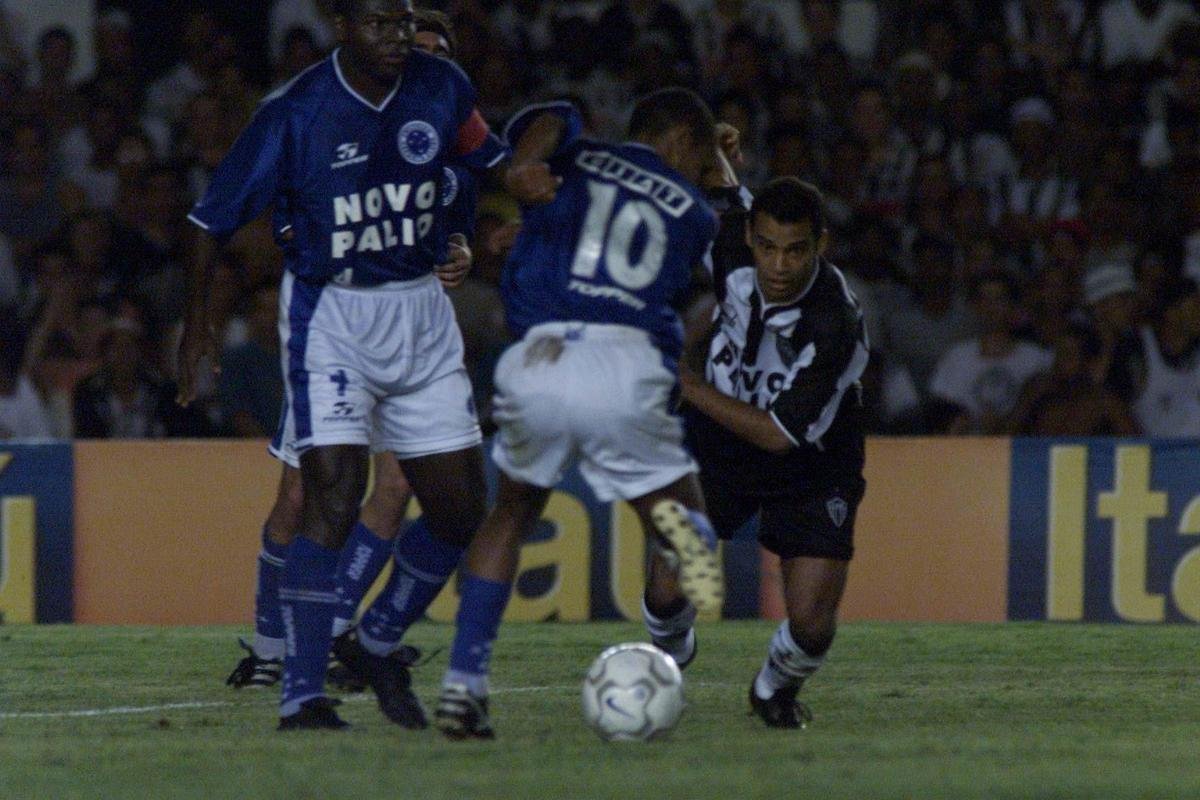 Jogos Olmpicos de Sydney, em 2000: 4 jogos, 1 vitria, 2 empates, 1 derrota, 8 gols marcados e 9 gols sofridos