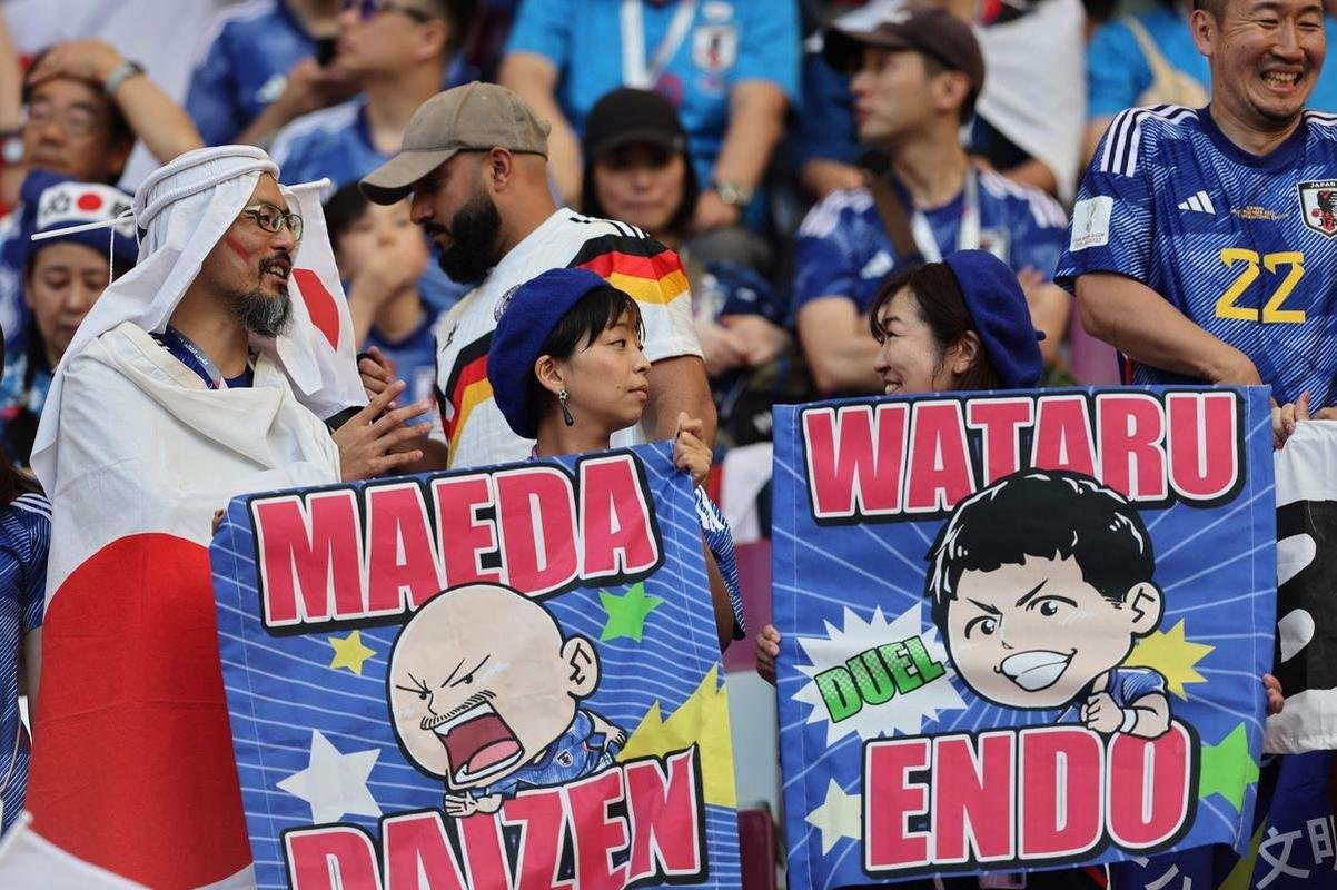 Torcedores nas arquibancadas do Estdio Internacional Khalifa, em Doha, na partida entre Alemanha e Japo, pelo Grupo E da Copa do Mundo 