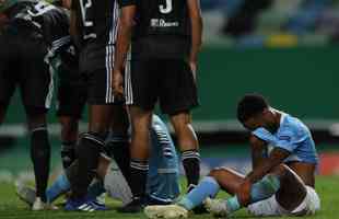 Jogadores do Lyon comemoram classificao, enquanto atletas do City so consolados em campo