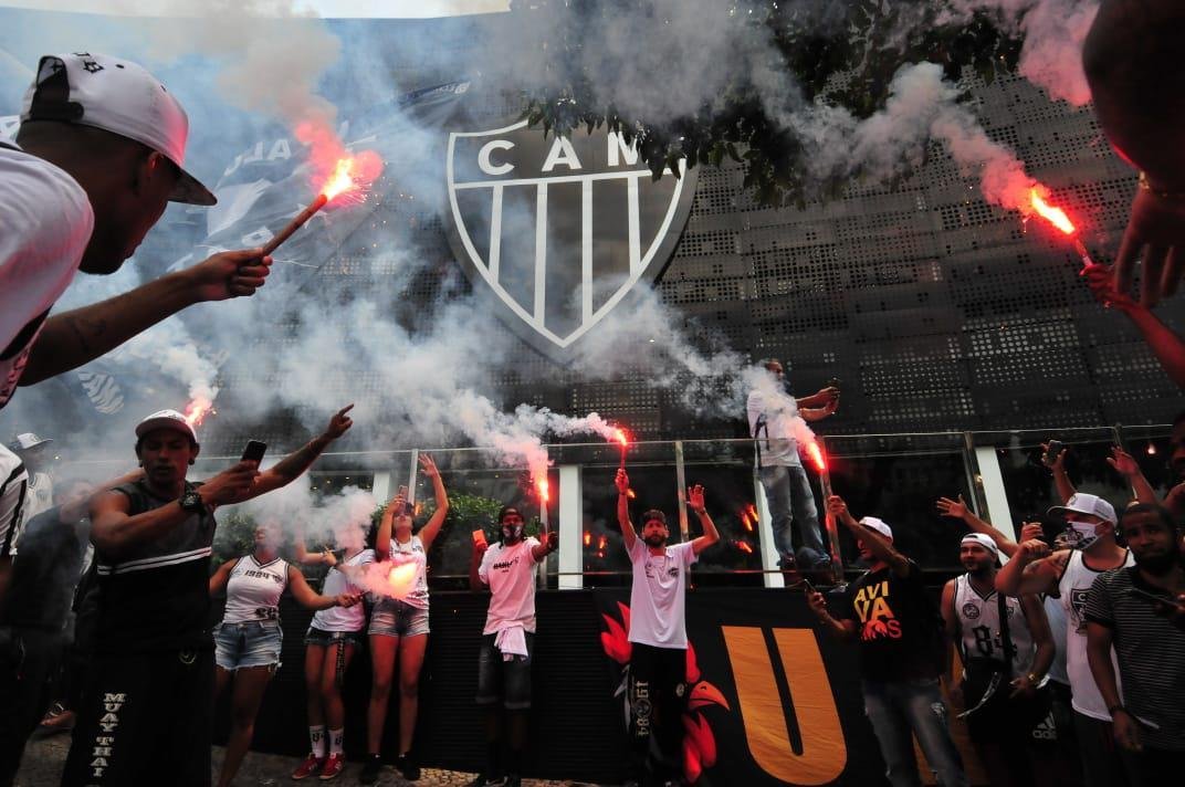 Mais de 300 torcedores do Atltico foram  sede do clube protestar contra a contratao de Thiago Neves