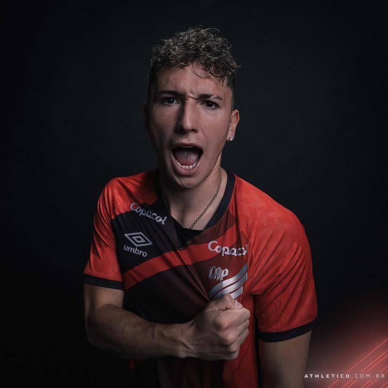 Athletico-PR anunciou o atacante chileno Luciano Arriagada