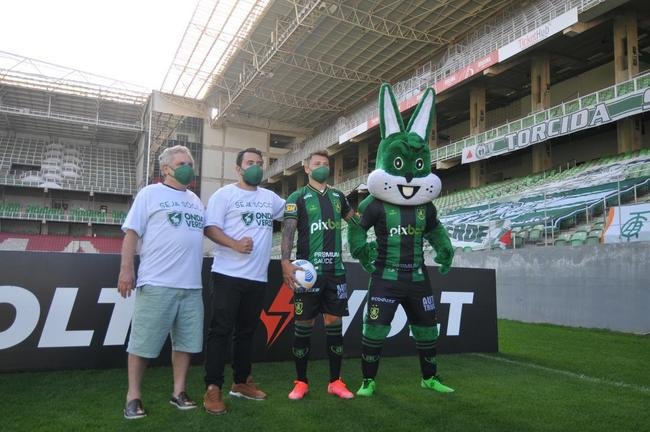 Mauro Zrate, atacante argentino de 34 anos, foi apresentado oficialmente pelo Amrica na tarde desta sexta-feira (3), no Estdio Independncia, em Belo Horizonte. Experiente, o atleta tem passagens por clubes como Fiorentina, Lazio e Inter de Milo, da Itlia, e tambm por Vlez Sarsfield e Boca Juniors, da Argentina.