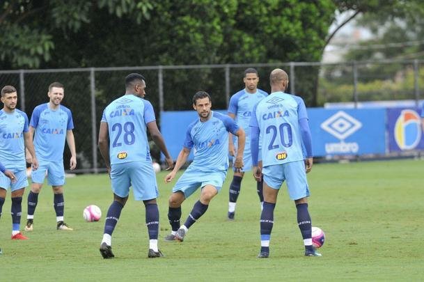 Em atividade na Toca da Raposa II, tcnico Mano Menezes mostrou provvel escalao do Cruzeiro para o jogo contra o Boa: Rafael; Nonoca, Ded, Digo e Marcelo Hermes; Lucas Romero e Bruno Silva; Rafael Sobis, Thiago Neves e Mancuello; Raniel (fotos: Juarez Rodrigues/EM D.A Press)