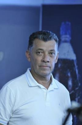 Lateral-esquerdo Dod, de 26 anos, foi apresentado pelo Cruzeiro na Toca; Jos Benedito, pai do lateral, e Jnior Pedroso, empresrio, estiveram presentes