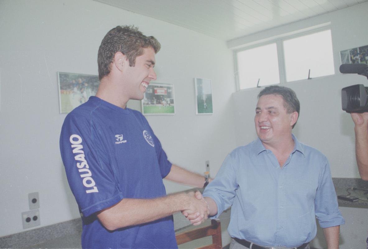 Thiago Gosling voltou ao Cruzeiro em 2008, depois de jogar por Flamengo, Fluminense e Genoa, da Itália. Por causa de lesões, decidiu se aposentar aos 29 anos. Em 2003, ele foi bastante utilizado pelo técnico Vanderlei Luxemburgo, principalmente quando o time jogava no 3-5-2. O zagueiro revelado no América disputou 43 partidas naquela temporada e marcou seis gols.