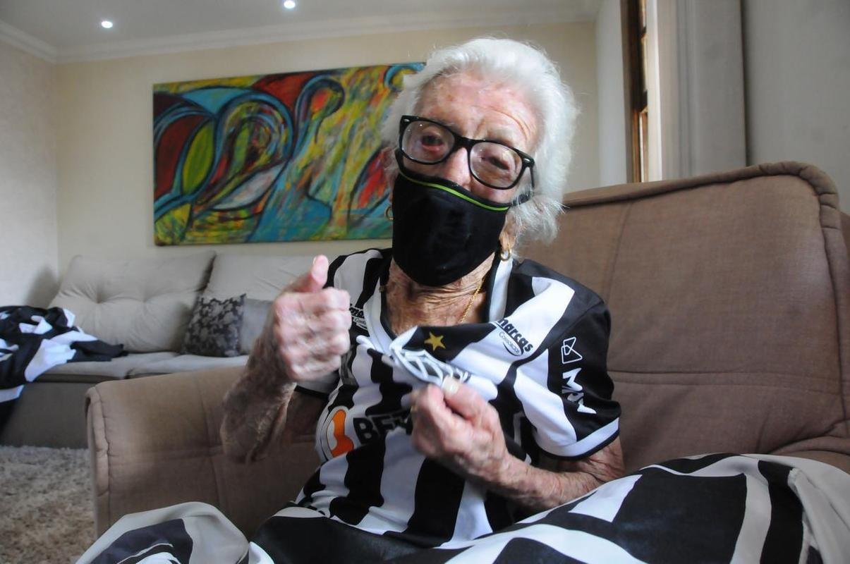 Ana C�ndida de Oliveira Marques, a Vov� do Galo, de 101 anos, ao lado da filha, Maria Aparecida, e dos netos Marcelo e Sabrina