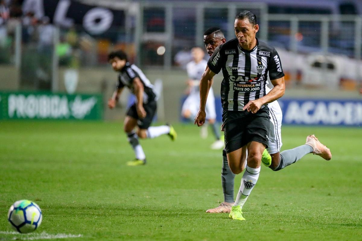 SEGUE NO CLUBE: Ricardo Oliveira - Contratado ainda em dezembro de 2017, o centroavante de 38 anos teve altos e baixos ao longo da temporada. Mas os nmeros no mentem: Ricardo Oliveira foi pea fundamental para o Atltico em 2018. Em 56 jogos (nmero inferior apenas que o do goleiro Victor), fez 22 gols e deu oito assistncias. Foi titular em todas as partidas que disputou.