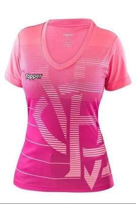 A camisa Outubro Rosa do Esporte Clube Vitória é inspirada no escudo do clube, representado em sublimação total com efeito degradê de listras.