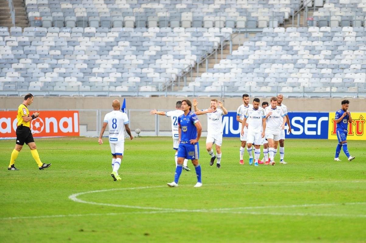 Com gols de Marcos Serrato e Renato (2), o Ava venceu o Cruzeiro por 3 a 0, neste sbado, no Mineiro, pela 12 rodada da Srie B