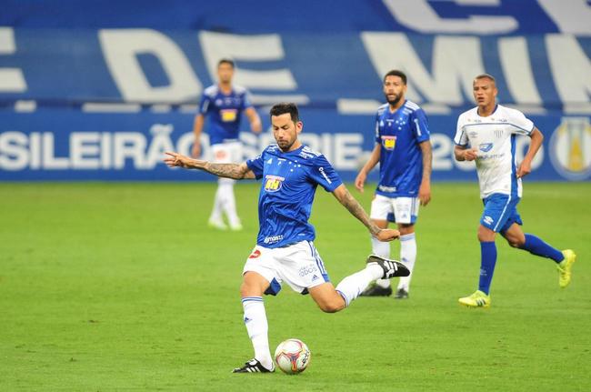 Ariel Cabral - alcanou o status de estrangeiro com mais jogos pelo Cruzeiro (188) ao lado do uruguaio Arrascaeta. Porm, antes de ultrapassar o ex-camisa 10, o argentino foi emprestado ao Gois, lanterna do Campeonato Brasileiro, pelo qual j esteve em campo em sete partidas (todas como titular) e assumiu a braadeira de capito. O volante de 33 anos tem contrato com a Raposa at dezembro de 2021.