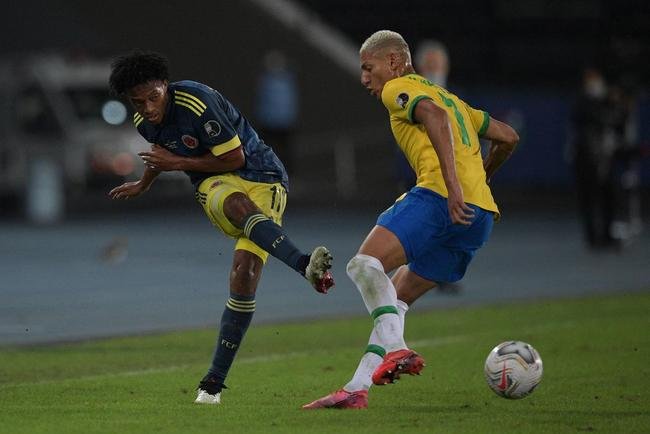 Brasil e Colmbia se enfrentaram no Estdio Nilton Santos, pelo Grupo B da Copa Amrica