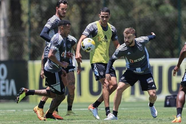 Fotos do treino do Atltico nesta quarta-feira (12/10), na Cidade do Galo. Em recuperao de um incmodo na panturrilha esquerda, Hulk fez funcional no campo e ainda  dvida para o confronto contra o Flamengo, no sbado, s 20h30, no Maracan, pelo Brasileiro
