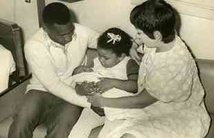 28/08/1970 - P|el com sua primeira esposa Rosemeri dos Reis Cholbi e os filhos Kely Cristina Cholbi Nascimento e Edson Cholbi Nascimento (Edinho)