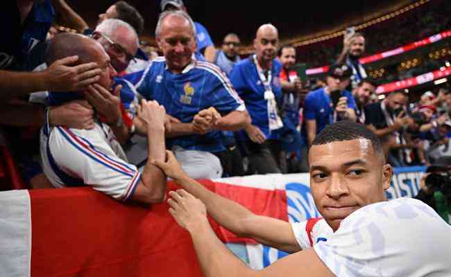 Mbapp acertou bolada no rosto de um torcedor da Seleo Francesa no aquecimento da semifinal contra Marrocos