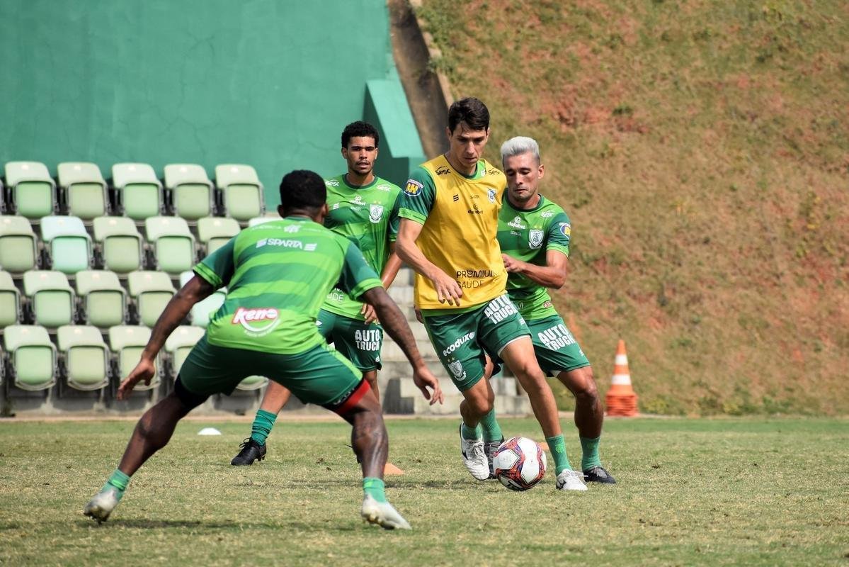 O Amrica segue em preparao para a deciso do Campeonato Mineiro, contra o Atltico. No prximo sbado (22), s 16h30, os rivais se enfrentaro no Mineiro, em Belo Horizonte. Para ser campeo estadual pela 17 vez, o Coelho precisar vencer o confronto. Isso porque a primeira partida terminou empatada em 0 a 0, e o Atltico possui a vantagem de jogar por um novo empate.