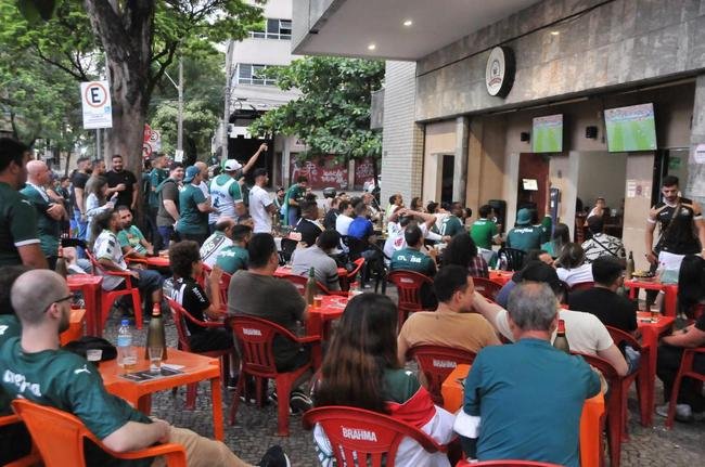 Movimentao grande em bares da capital mineira para o jogo decisivo