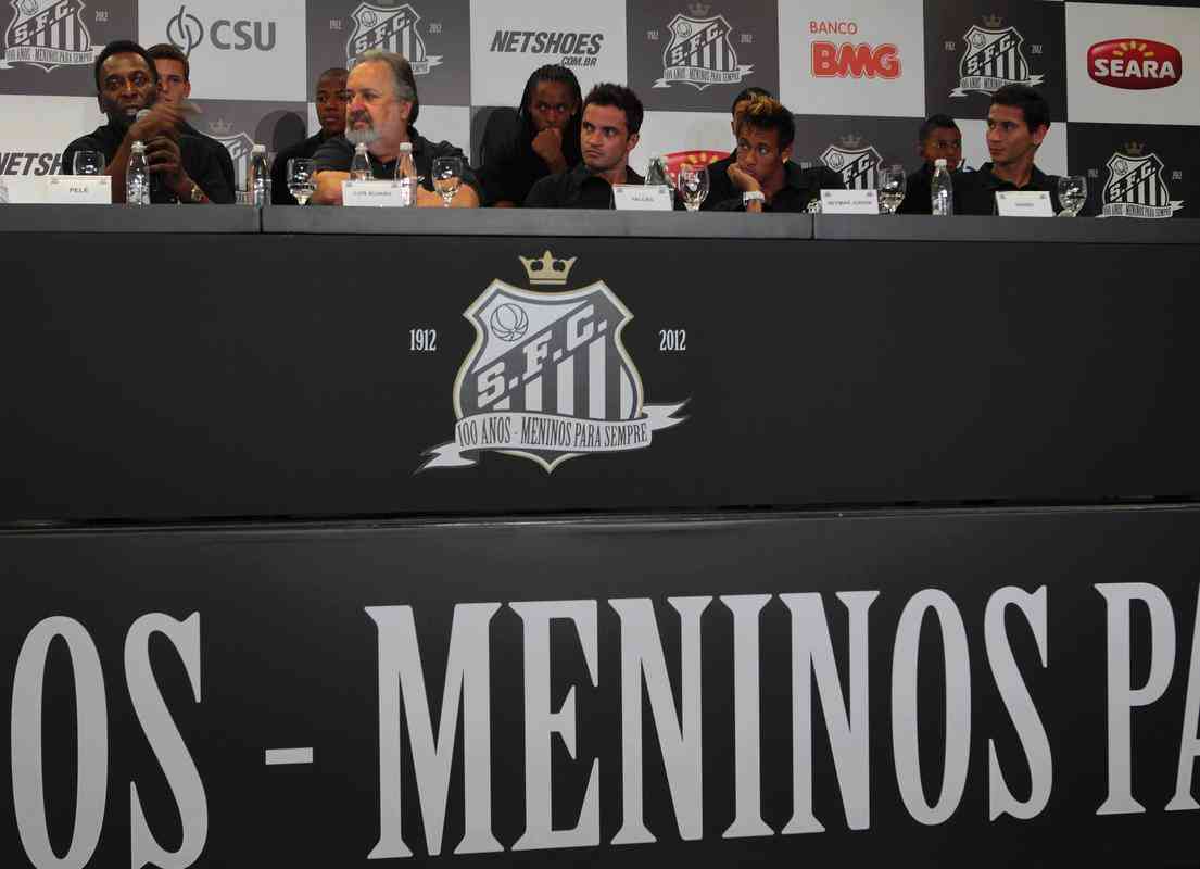 30/11/2011 - Pel, Paulo Henrique Ganso. Neymar, Falco e outros meninos da Vila falam em coletiva sobre as conquistas do Santos.